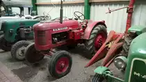 Volvo T25. 1955 - 1956. Im Jahr 1955 wurde das bereits umfangreiche Schlepperprogramm von Volvo, durch den Typ T25 ergänzt. Unter der Motorhaube verrichtet ein 4-Zylinderreihenmotor (Benzin) seine Arbeit. Er leistet 31 PS aus 2200 cm³ Hubraum. Traktorenmuseum Pauenhof in Sonsbeck am 14.11.2017.