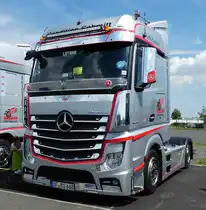 =MB Actros von der Spedition  SCHMITT  steht beim Country-, Trucker- und Streetfoodfestival Fulda im Juli 2017