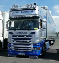 =Scania R 580 von  JMK Logistik  steht beim Country-, Trucker- und Streetfoodfestival Fulda im Juli 2017