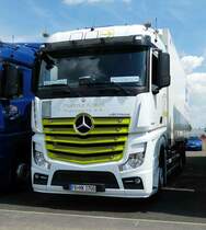=MB Actros von  Hartmut Krauß-Transporte  steht beim Country-, Trucker- und Streetfoodfestival Fulda im Juli 2017