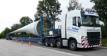 =Volvo FH 500 von  BALMER-Schwertransporte , beladen mit einem Windanlagenflügel, steht auf einer Rastanlage an der A7, 09-2017