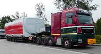 =MAN TGX V8 der Spedition  Frank Norager  aus Dänemark, beladen mit einem Teil einer Windenergieanlage von Vestas, steht auf einer Rastanlage an der A7, 09-2017