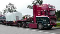 =Scania der Spedition  Frank Norager  aus Dänemark, beladen mit einem Teil einer Windenergieanlage von Vestas, steht auf einer Rastanlage an der A7, 09-2017