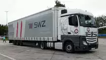 =MB Actros der Spedition  KRETZSCHMAR  steht auf einer Rastanlage an der A7, 09-2017
