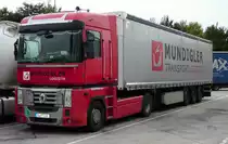 =Renault-Sattelzug der Spedition  MUNDIGLER  steht auf einer Rastanlage an der A7, 09-2017
