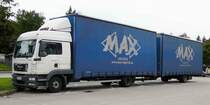 =MAN - Hängerzug der Spedition  max-logistik  steht auf einer Rastanlage an der A7, 09-2017