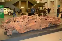 Mahnende Überreste eines Autos, welches in der Mutanabbi-Straße in Bagdad für ein Selbstmordattentat verwendet wurde. (IWM London, Februar 2015)