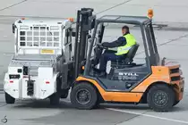 Der  ADAC  des Flughafen Düsseldorf. Ein Gabelstapler STILL R70-40 transportiert ein defektes Vorfeldfahrzeug ab. (Düsseldorf, November 2017)