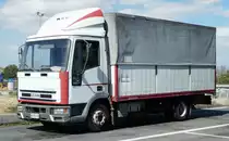 =Iveco EuroCargo steht auf einem Rastplatz südlich von Mailand, 09-2017
