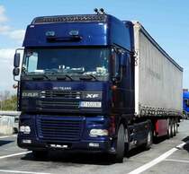 =DAF XF-Sattelzug steht auf einem Rastplatz südlich von Mailand, 09-2017