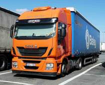 =Iveco-Sattelzug aus Ungarn steht auf einem Rastplatz südlich von Mailand, 09-2017