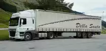 DAF-Sattelzug von  DELLA SANTA  steht auf einem Rastplatz vor dem San Bernhardino-Tunnel, 09-2017