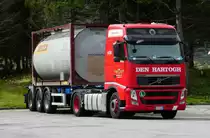 =Volvo FH - Tankcontainerzug der Spedition  DEN HARTOGH  rastet vor dem San Bernhardino-Tunnel, 09-2017