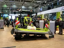 Claas Arion 440 mit Claas Corto 210 Frontmähwerk am 18.11.17 auf der Agritechnica in Hannover