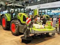 Claas Arion 440 mit Claas Corto 210 Frontmähwerk am 18.11.17 auf der Agritechnica in Hannover