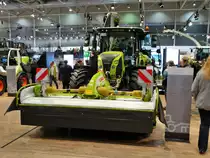 Claas Arion 660 mit Claas Disco 3200 CC Frontmähwerk am 18.11.17 auf der Agritechnica in Hannover