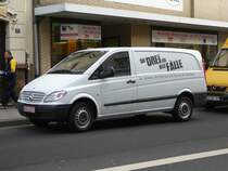 MB Vito mit Werbung fr alle drei Nutzfahrzeugsparten des Fahrzeugherstellers mit dem Stern