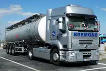 =Renault-Tanksattelzug von BREMOND rastet auf einem Rastplatz südlich von Mailand, 09-2017