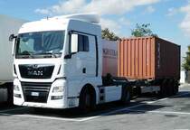 =MAN-Sattelzug rastet auf einem Rastplatz südlich von Mailand, 09-2017