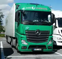 =MB Actros-Sattelzug von AGR aus Litauen rastet auf einem Rastplatz südlich von Mailand, 09-2017