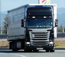 =Scania-Sattelzug R480 von TERRATRANS rangiert auf einem Rastplatz südlich von Mailand, 09-2017