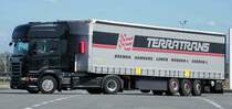 =Scania-Sattelzug R480 von TERRATRANS rangiert auf einem Rastplatz südlich von Mailand, 09-2017