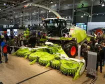 Claas Jaguar 870 mit Orvis 750 Maisgebiss am 18.11.17 auf der Agritechnica in Hannover