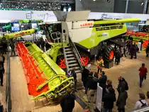 Claas Lexion 780 mit Corio Mähwerk am 18.11.17 auf der Agritechnica in Hannover