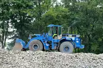 Radlader Cat 966 F am 21.08.2017 beim  Optimieren  eines Schotterberges am Sacrow-Paretzer-Kanal. 