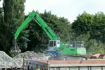 Umschlagbagger Sennebogen 835 E am 21.08.2017 am Sacrow-Paretzer-Kanal beim Verladen von Böschungsschotter. 