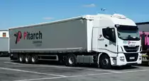 =Iveco-Sattelzug von PITARCH steht auf einem Rastplatz südlich von Mailand, 09-2017