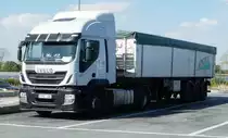=Iveco-Sattelzug steht auf einem Rastplatz südlich von Mailand, 09-2017
