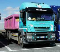 =Iveco Stralis-Sattelzug steht auf einem Rastplatz südlich von Mailand, 09-2017