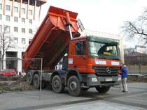 MB Actros 4141 der Firma  Wende-Erdbau  auf der neuen Baustelle Parkhaus Uni-Platz am 26.01.2009 in Fulda