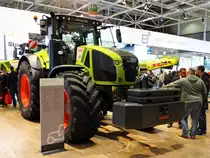 Claas Axion 950 mit Frontgewicht am 18.11.17 auf der Agritechnica in Hannover