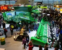 John Deere S700 Mähdrescher am 18.11.17 auf der Agritechnica in Hannover