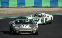 Ford GT40 und ein Porsche 910 im Hintergrund. Aufnahme: Hungaroring Classic am 01.10.2017.