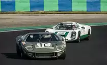 Ford GT40 und ein Porsche 910 im Hintergrund. Aufnahme: Hungaroring Classic am 01.10.2017.
