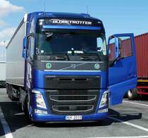 =Volvo FH-Sattelzug steht auf einem Rastplatz südlich von Mailand, 09-2017