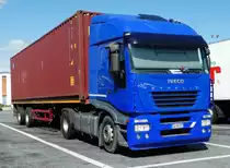 =Iveco Stralis-Sattelzug steht auf einem Rastplatz südlich von Mailand, 09-2017