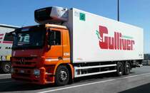 =MB Actros 2532 als Kühltransporter steht auf einem Rastplatz südlich von Mailand, 09-2017