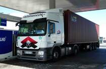 =MB-Sattelzug steht auf einer Tankanlage südlich von Mailand, 09-2017