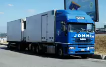 =Iveco-Hängerzug steht auf einem Rastplatz südlich von Mailand, 09-2017