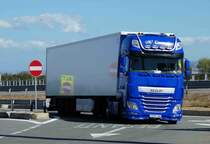 =DAF-Sattelzug rollt auf einen Rastplatz südlich von Mailand, 09-2017