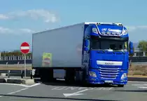 =DAF-Sattelzug rollt auf einen Rastplatz südlich von Mailand, 09-2017