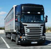 =Scania R480-Sattelzug von TERRATRANS steht auf einem Rastplatz südlich von Mailand, 09-2017