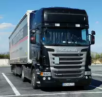 =Scania R480-Sattelzug von TERRATRANS steht auf einem Rastplatz südlich von Mailand, 09-2017