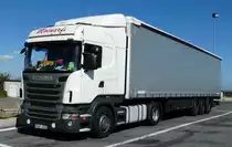 =Scania R420-Sattelzug steht auf einem Rastplatz südlich von Mailand, 09-2017