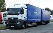 =MB Actros-Sattelzug von  TRANS PAIS  steht auf einer Rastanlage an der A7, 09-2017