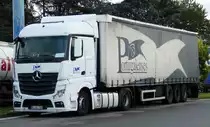=MB Actros-Sattelzug steht auf einer Rastanlage an der A7, 09-2017